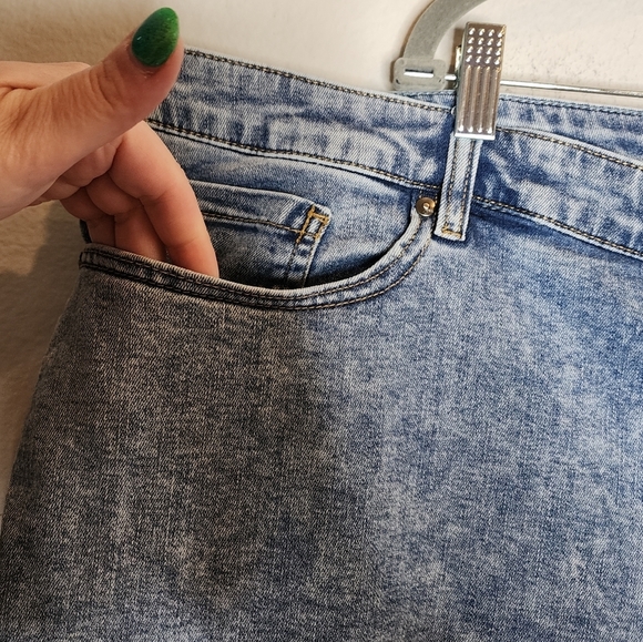 Lane Bryant Crop Jeans.  Women's plus size 34/36. 6X. Stretch denim - Picture 13 of 16